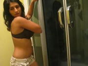 Armenian девочка In The Bathroom Strippers