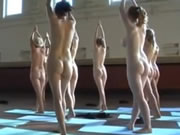 Группа молодых голых девушек, практикующих йогу