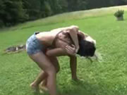 Две женщины сражались на траве