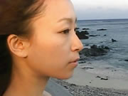 Японская девушка гуляет по морю