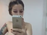 Татуированная девушка в туалете селфи