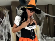 Брюнетка в костюме и нижнем белье на Хэллоуин