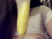 Девочка играет в банан