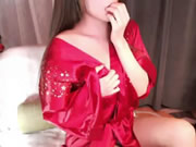 Идеальная азиатская девушка в прямом эфире, демонстрирующая грудь