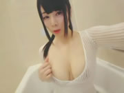 Азиатское прозрачное нижнее белье девушка играет с большими сосками в ванне