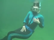 Мастурбация под водой в море