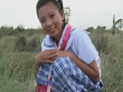 Реальная жизнь азиатская школьница на открытом воздухе
